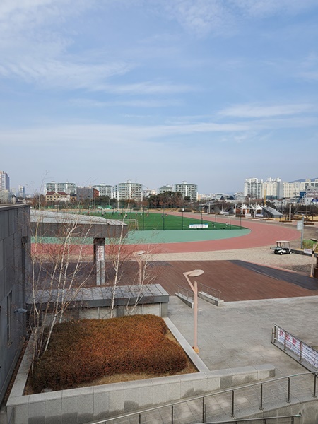 포은아트홀 뒤 아르피아 축구장 모습