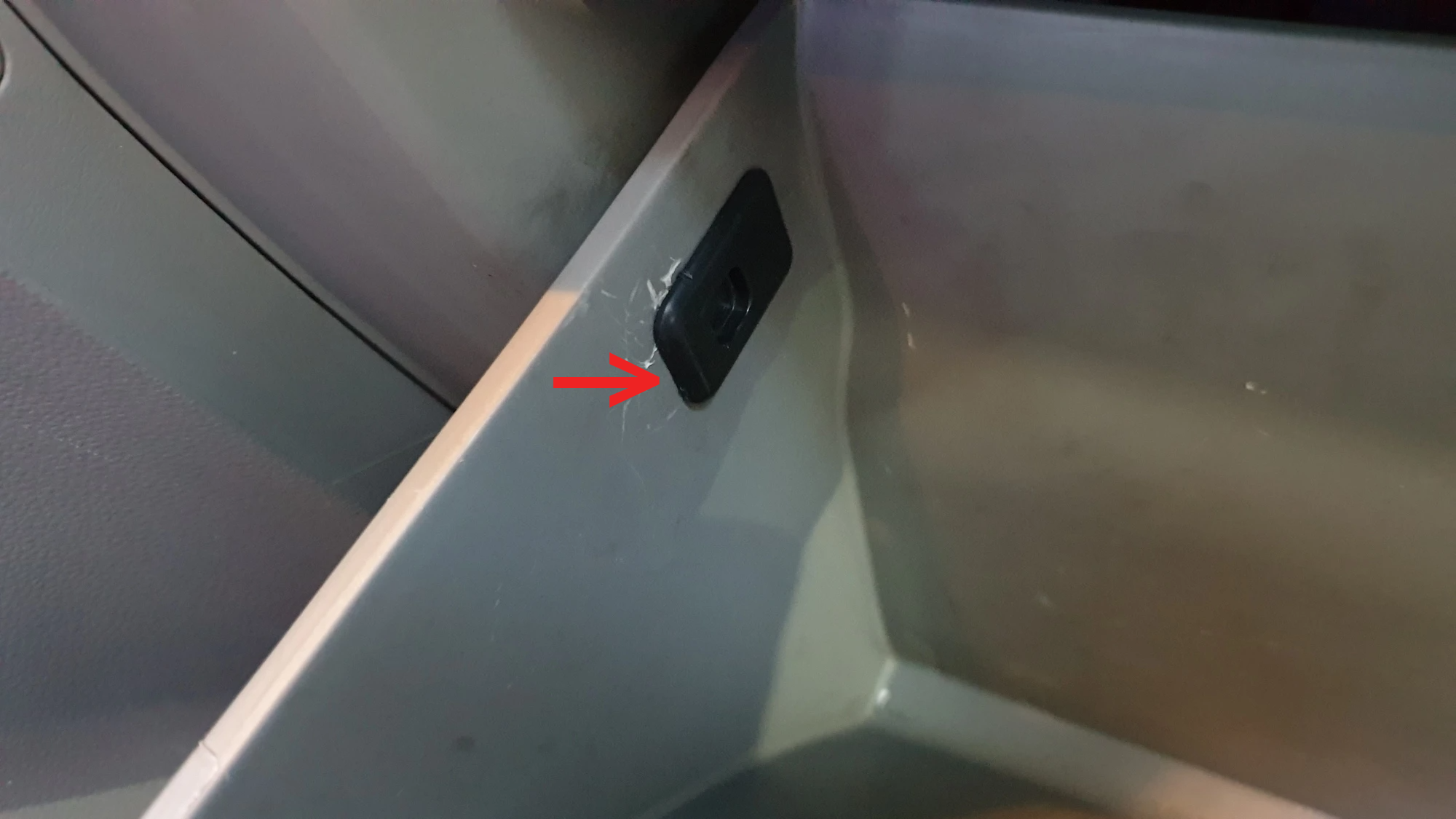 글로브박스 고정 장치