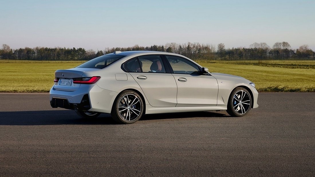 BMW 3시리즈 7세대 모델 후측면사진2