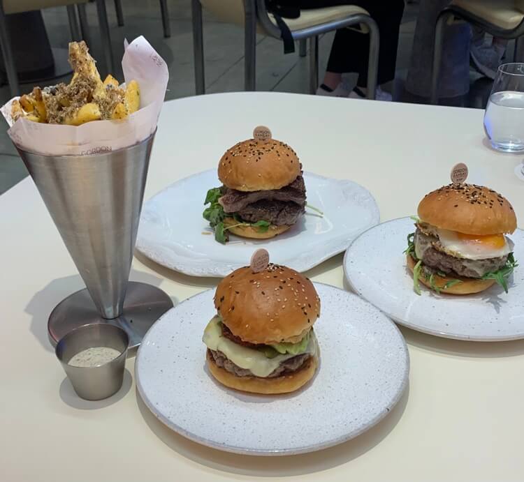 3종 햄버거 및 감자튀김