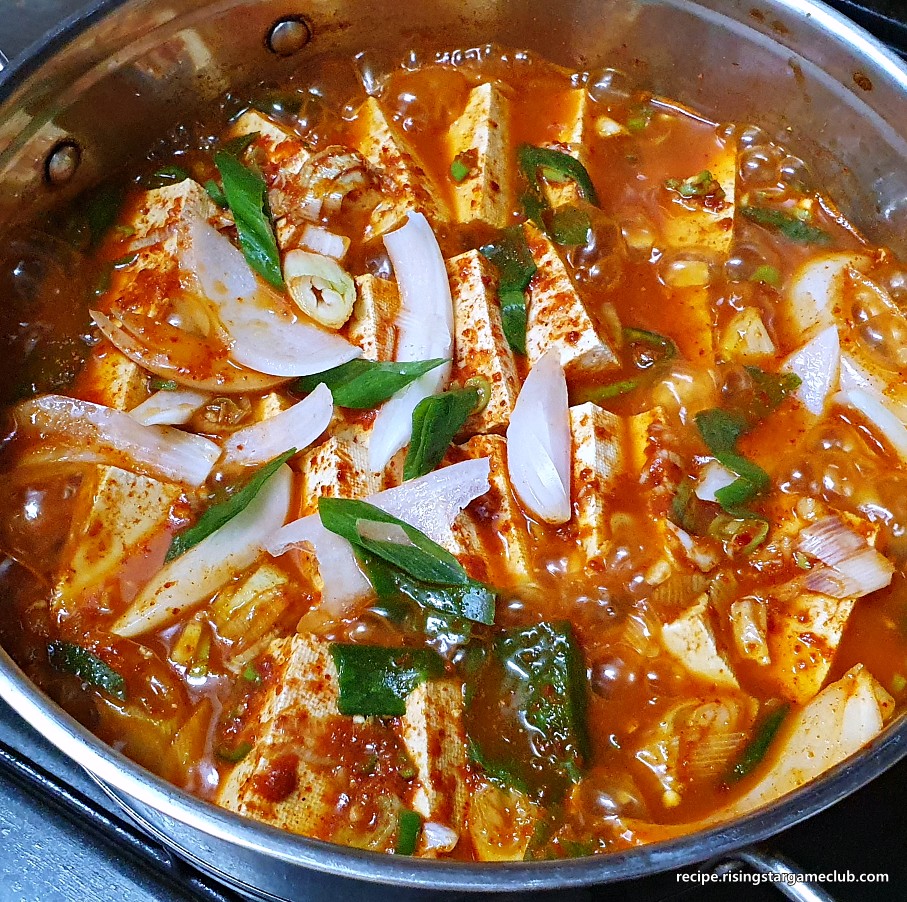 두부조림을 하기 위해서 두부와 양념장과 야채를 함께 끓이는 사진