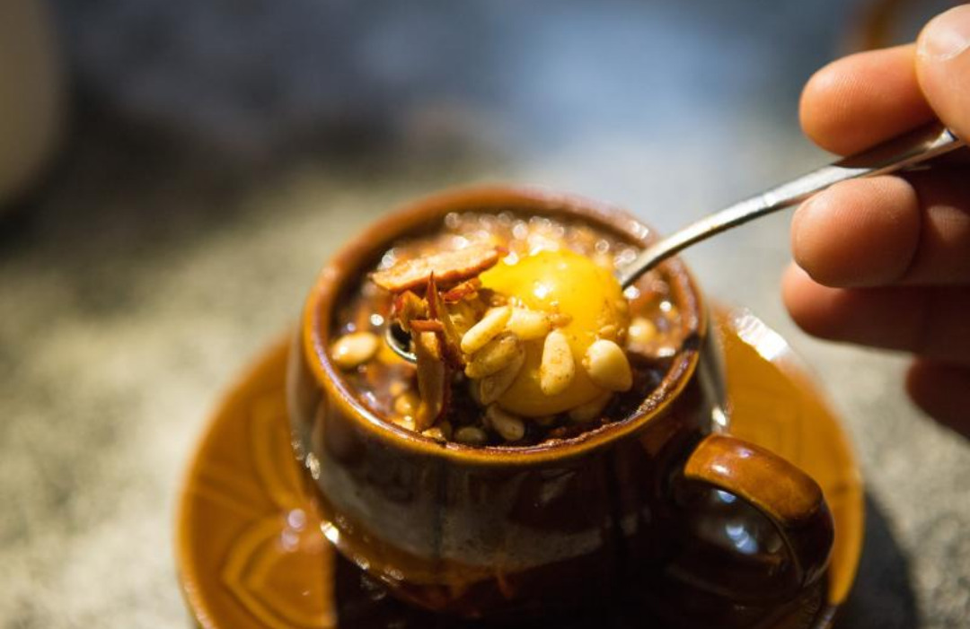 컵에 쌍화차와 각종 곡물, 계란 노른자가 들어있다.