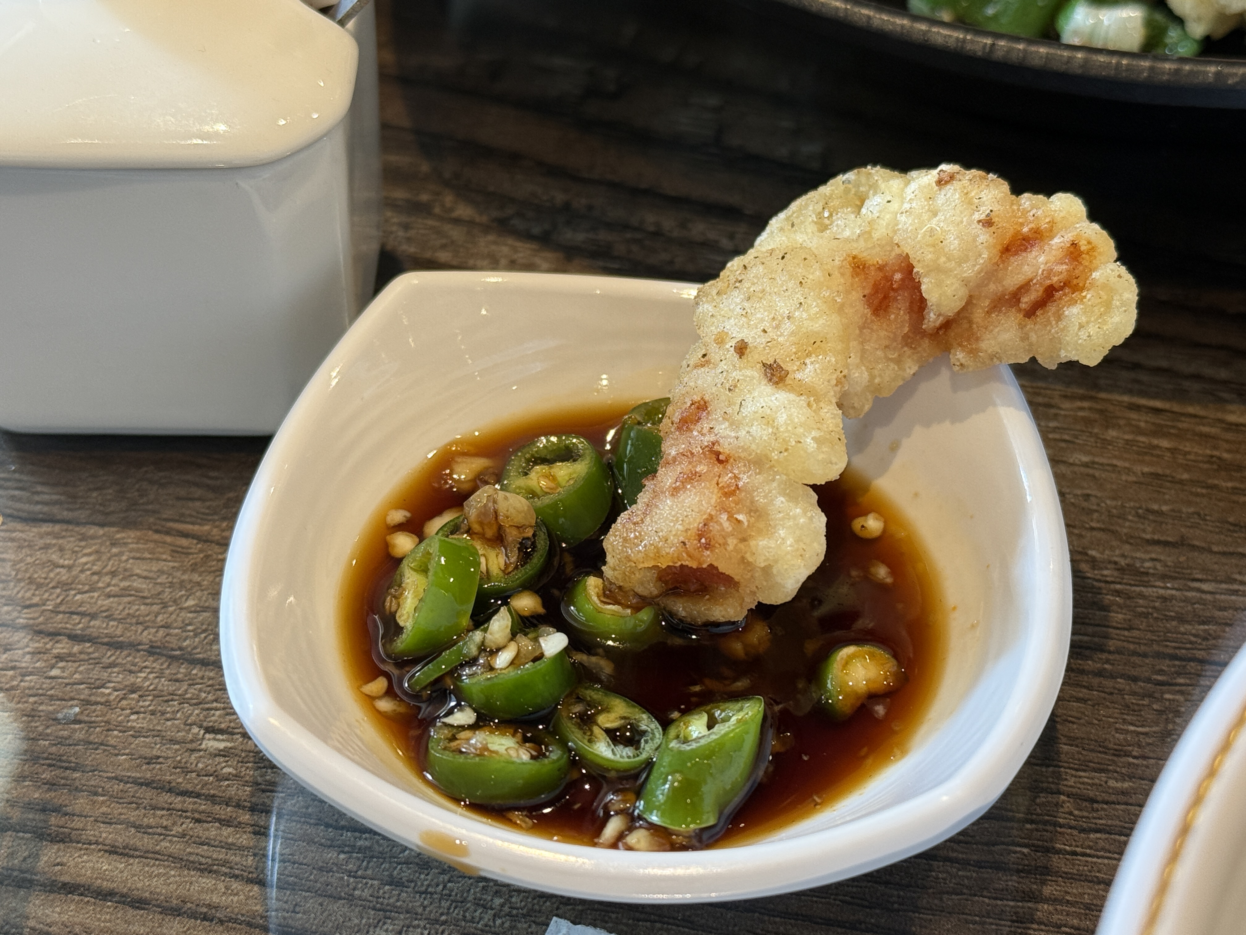 간장 베이스 소스에 찍어머근 고기튀김 요리 덴뿌라