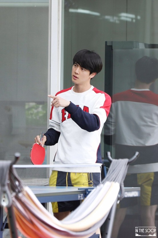 탁구치는 진의 모습