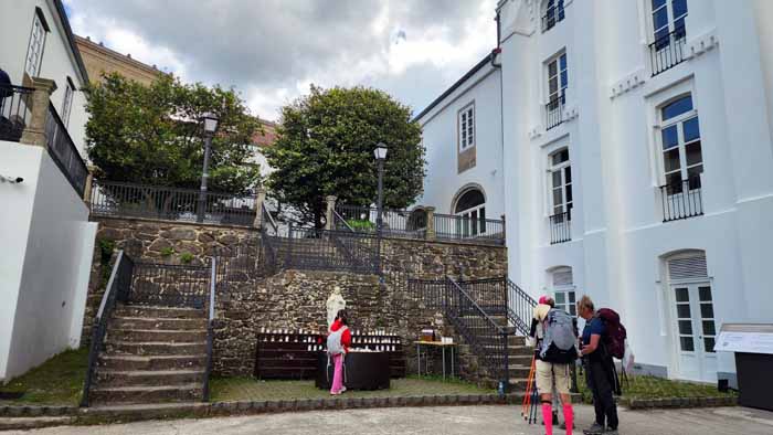 모든 순례자들의 염원 앞에서