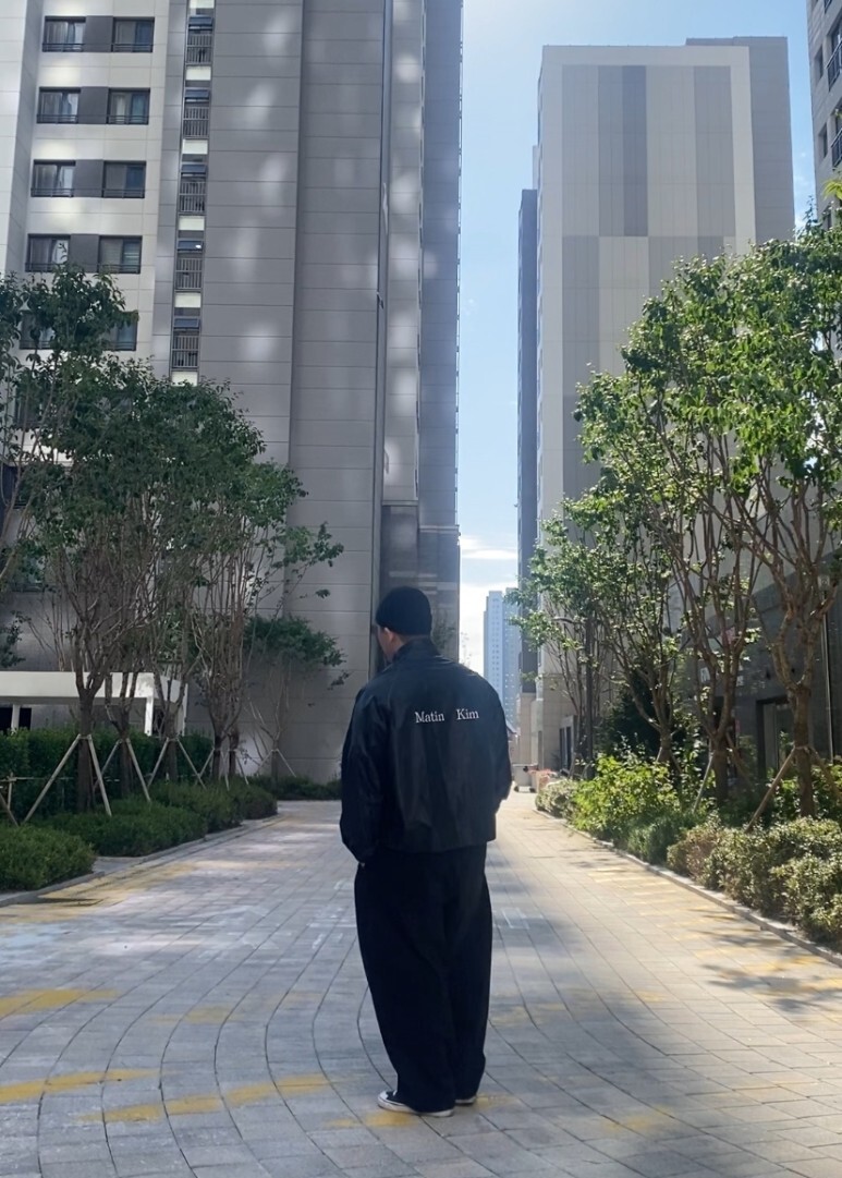 데일리룩(오뭘입)구제 비니, 마뗑킴 코팅 점퍼 블랙, 무신사 데님와이드 벌룬 팬츠 블랙, 아디다스 니짜 트레포일, 빈티지패션, 데일리룩, 남자데일리코디, 남자데일리패션, ootd