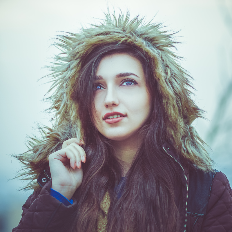 겨울에-털모자를-쓰고-먼-곳을-바라보는-서양인-여성