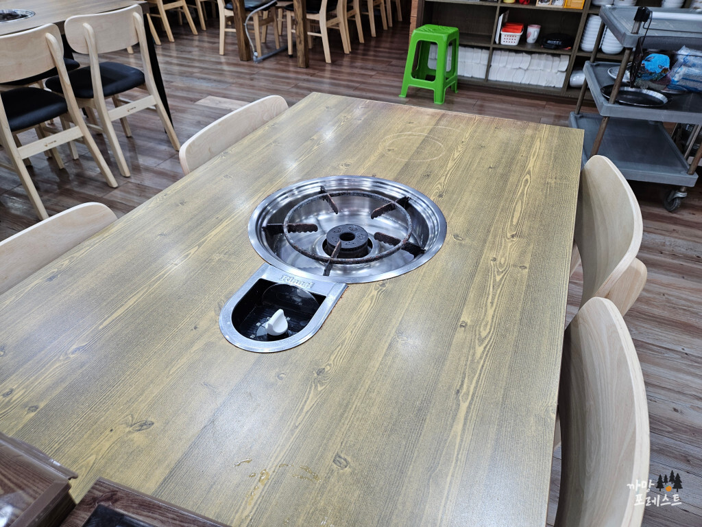 백청우 칼국수 봉담점 테이블