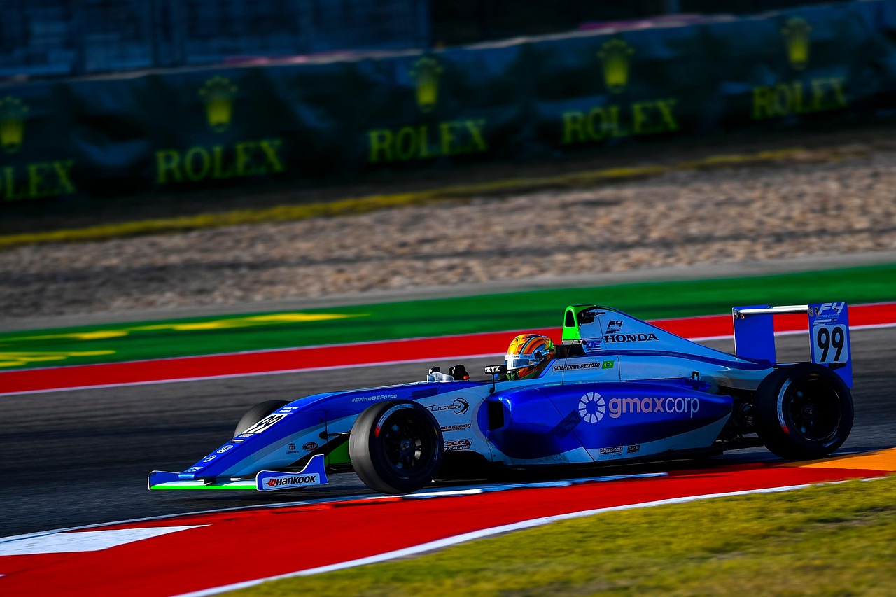 F1 레이싱카 입니다