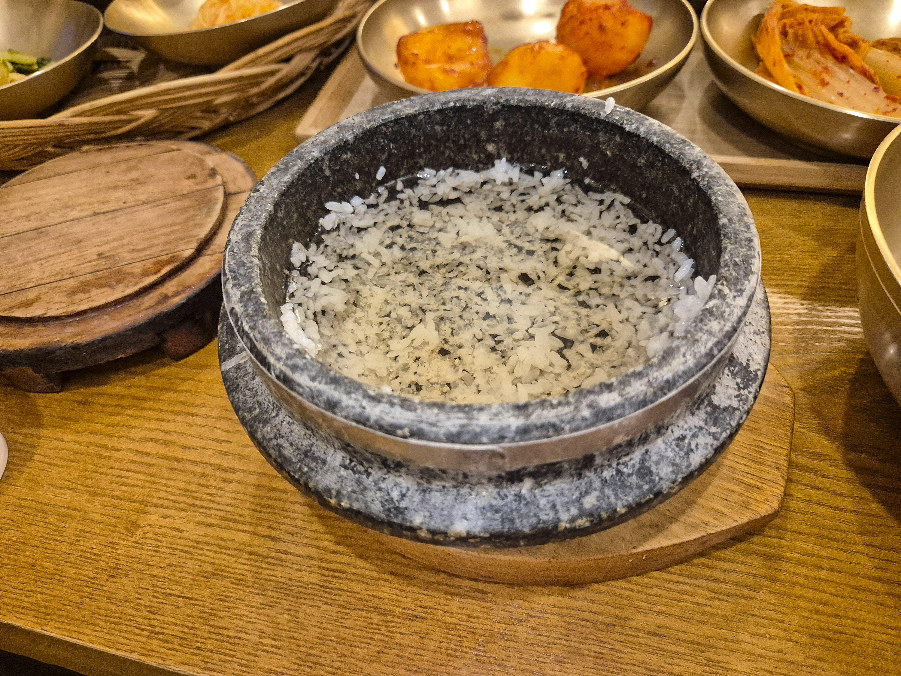 들밥을 덜면 누룽지까지 해먹을 수 있다.