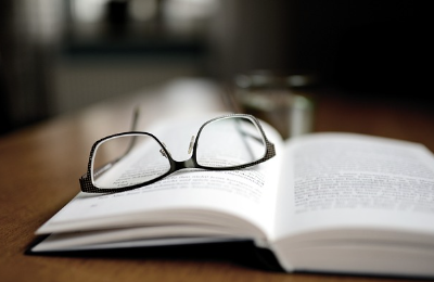 안경과 책 이미지