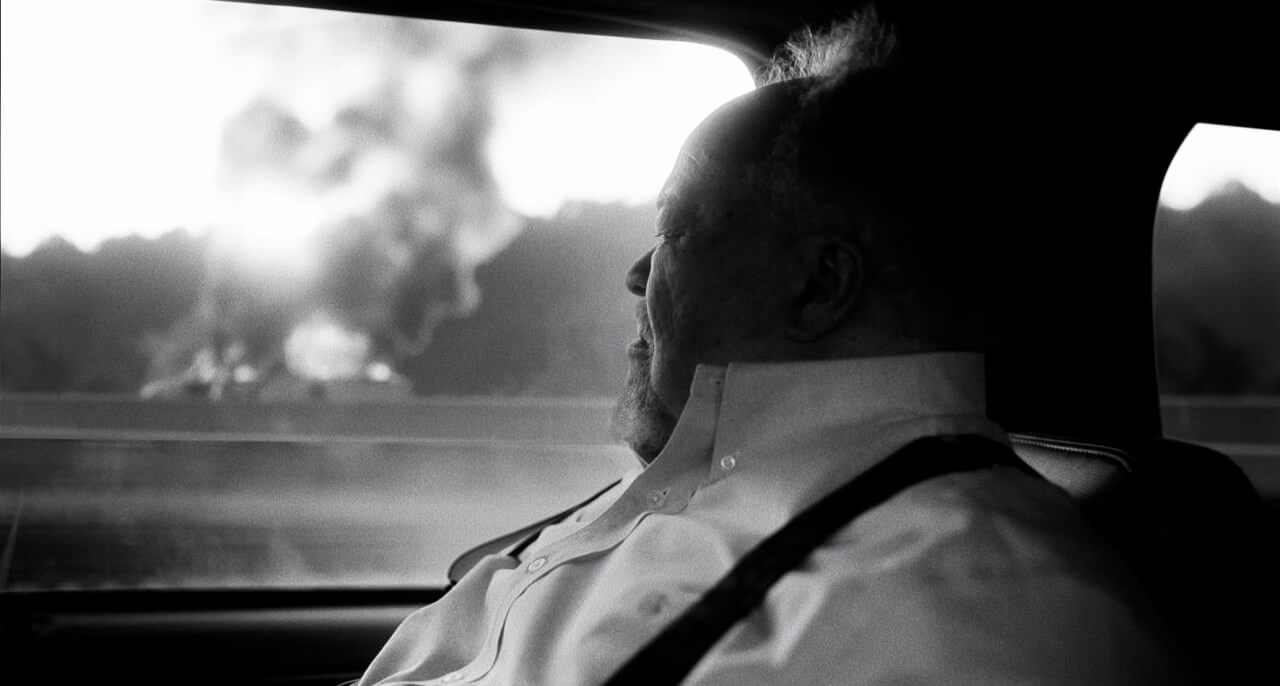 창밖을 바라보는 새미의 모습을 찍은 흑백 사진