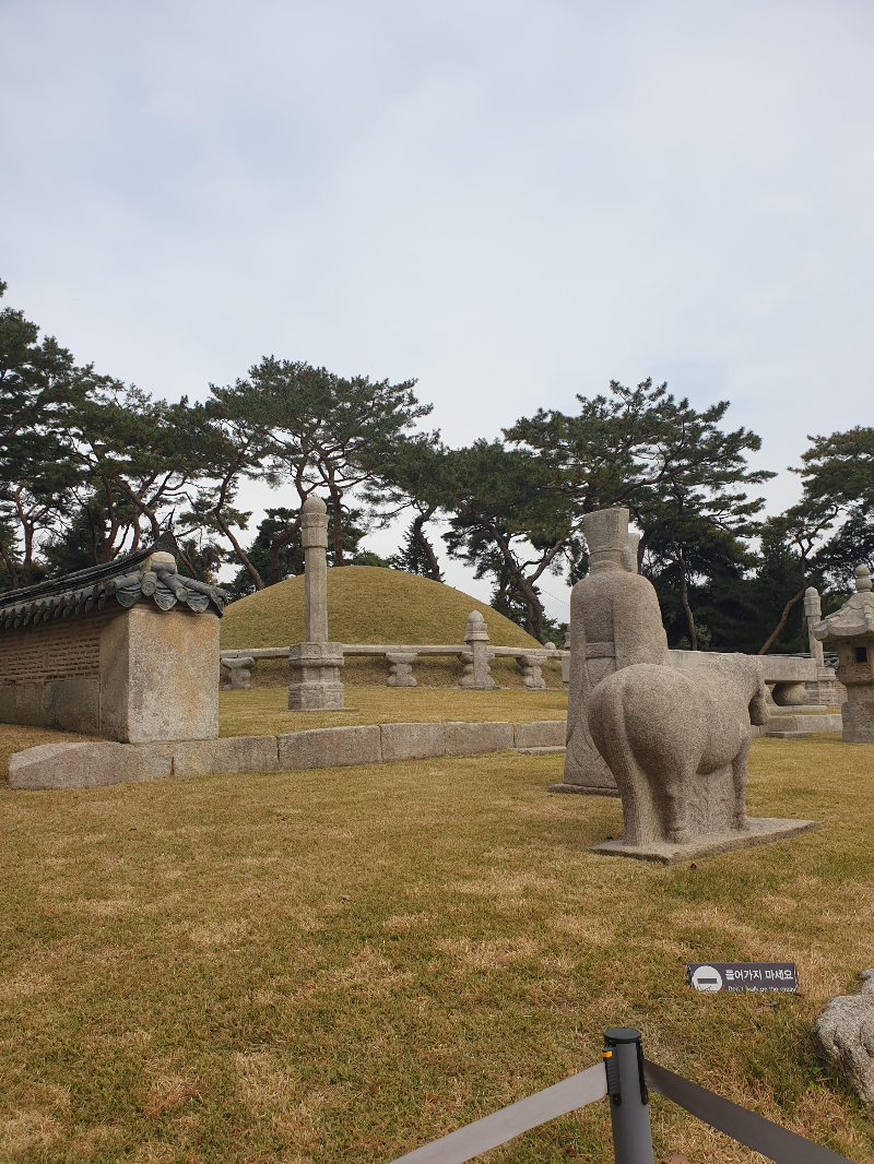 세종대왕릉과 주변 석조 조형물