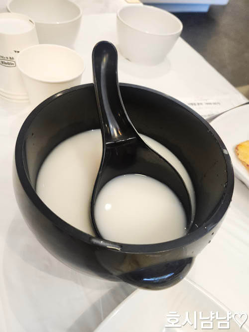 코다리덕장 막걸리 무제한, 검정 그릇에 담긴 생막걸리 한 사발