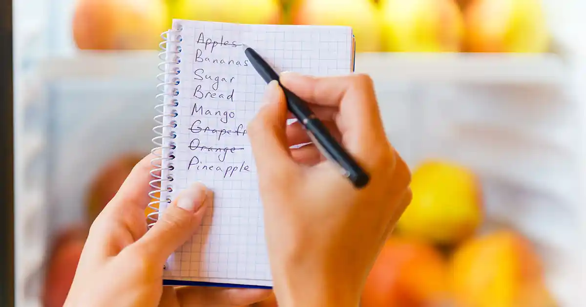 냉장고안-음식물-메모하는-사람