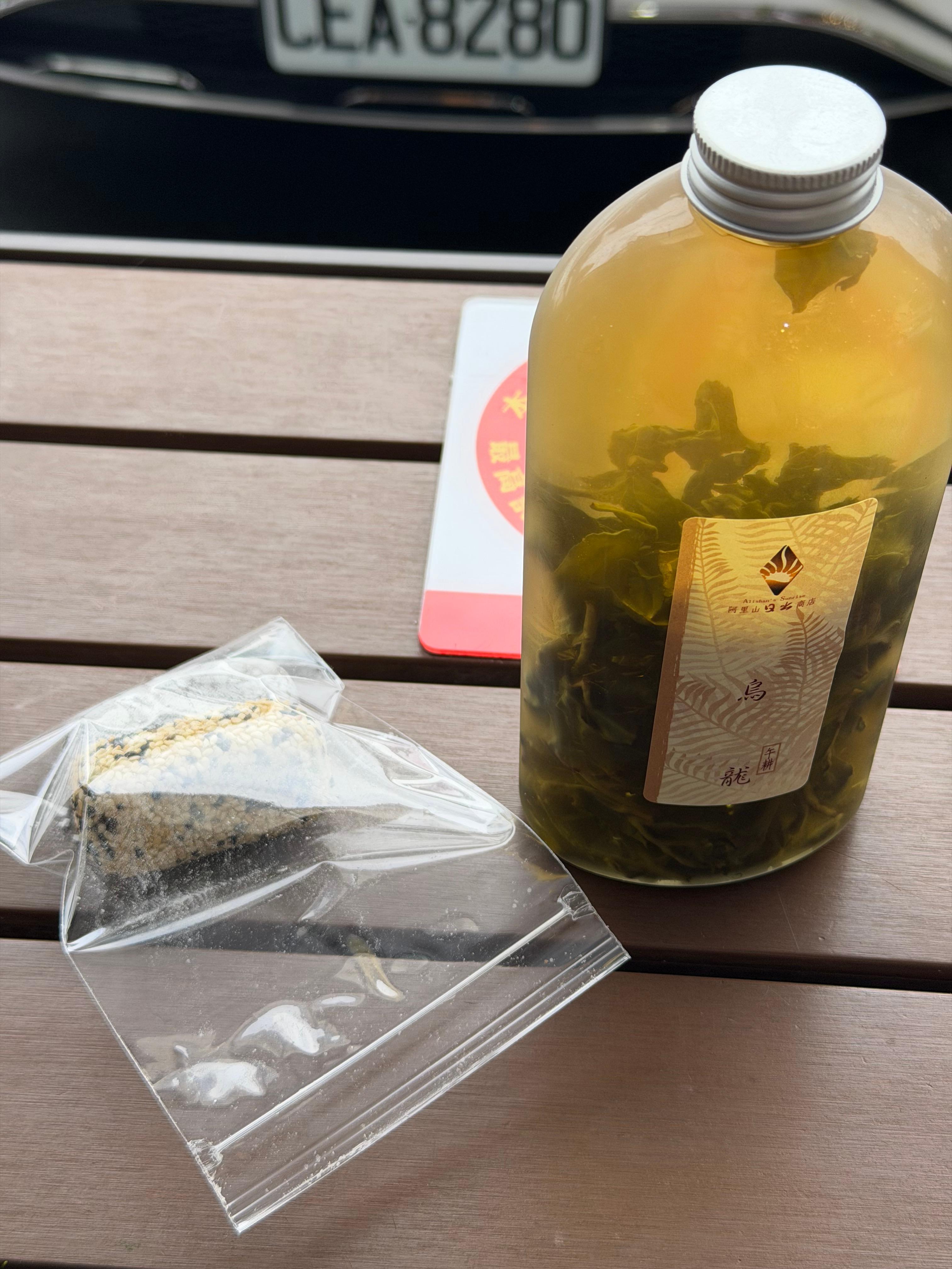 나무 테이블 위에 놓인 모찌와 찻잎을 우린 아리산 우롱차