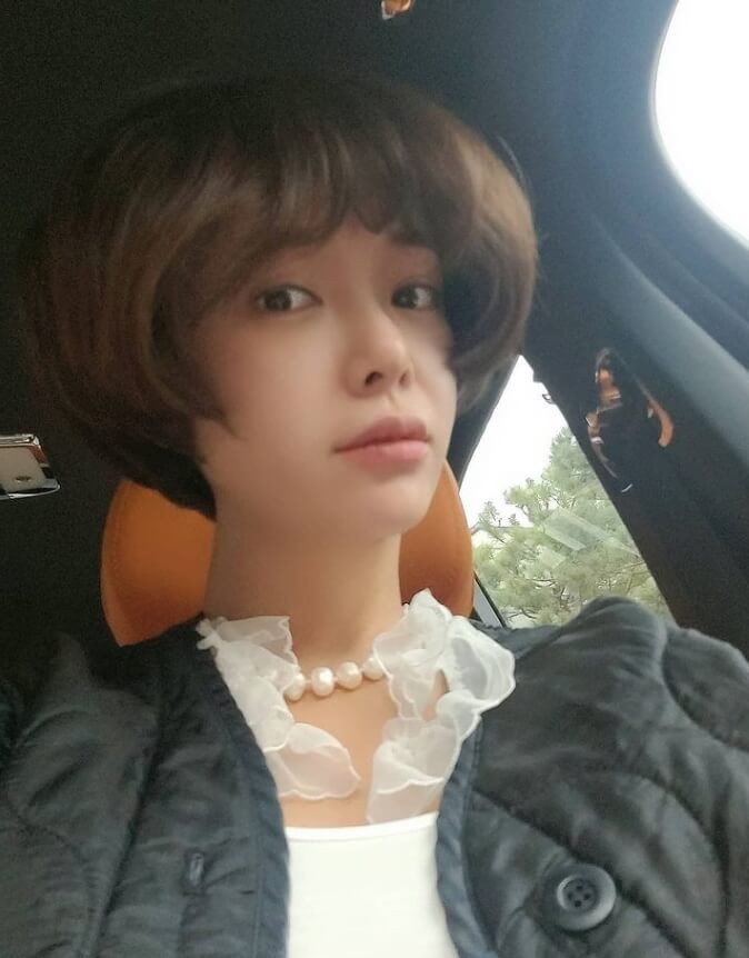 차안에앉아있는-여성의모습