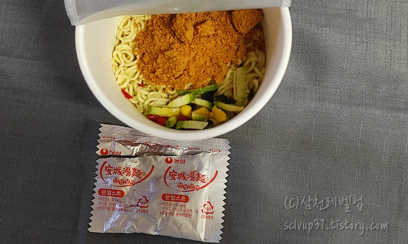 뚜껑 개봉 후 스프와 면과 건더기