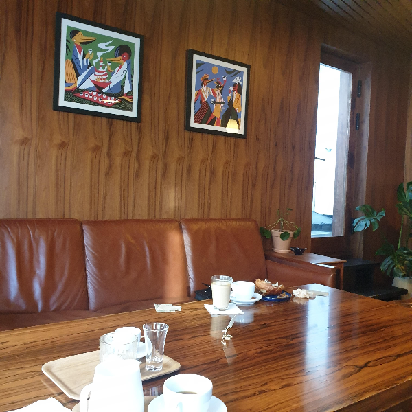 푸글렌 서울(Fuglen Seoul), 노르딕 커피를 맛볼 수 있는 상수역 카페_내부 테이블