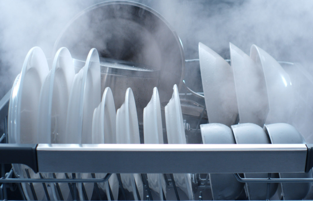 식중독의 원인인 살모넬라균을 없애기 위해서 식기세척을 뜨거운 물로 하고 있는 모습이다.