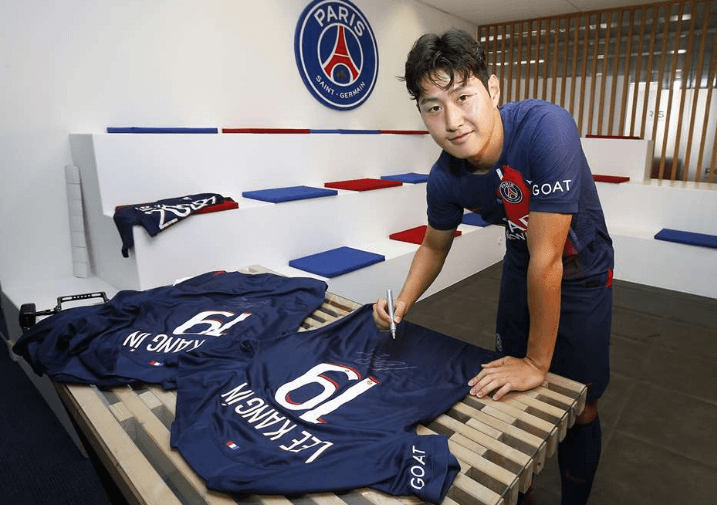 이강인 선수 psg 이적 기념사진