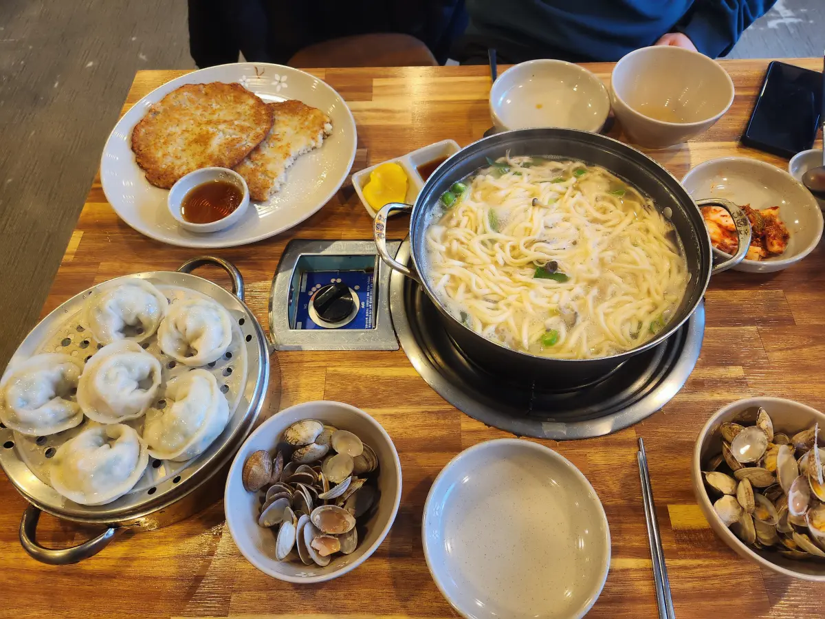 양주-송추-맛집-갯촌칼국시-주문한-음식-바지락칼국수-감자전-손만두