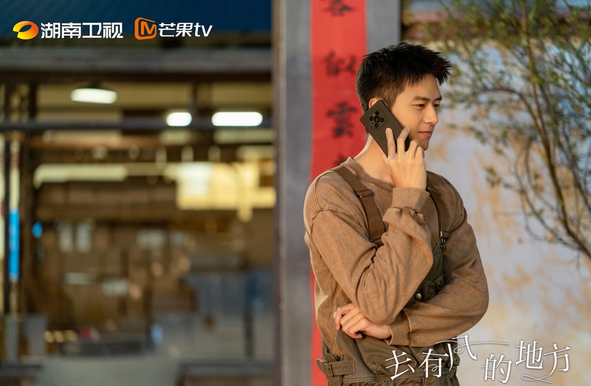 거유풍적지방-이현-핸드폰 통화하는 모습