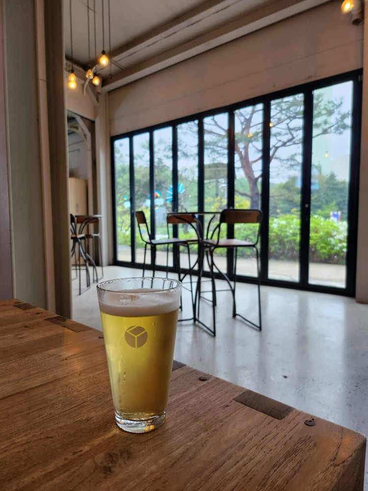 테이블에 놓인 맥주