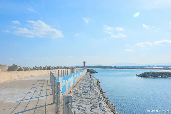 강릉 주문진 영진해변 도깨비 촬영지 빨간 등대 방사제 드라마 명장면 커플 인생샷 명소