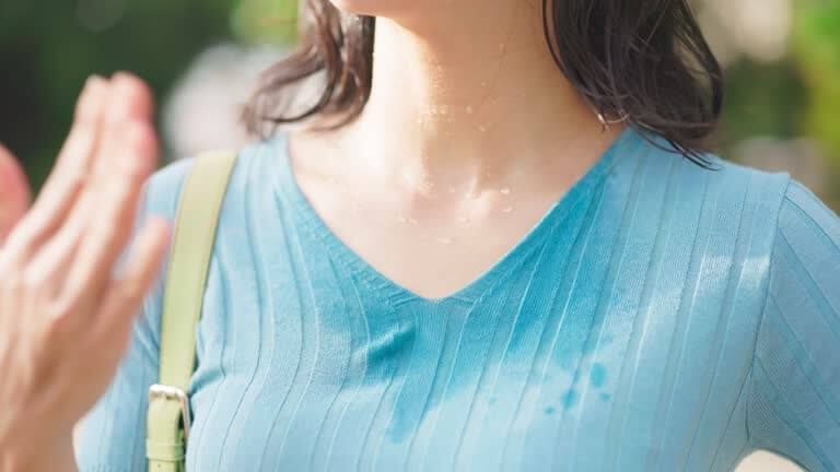 땀이 과도하게 나는 이유! 건강 적신호일 수 있다?