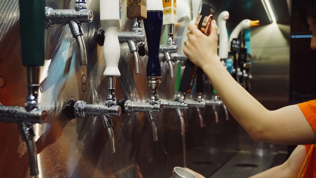 부산가을맥주축제에서 생맥주를 뽑는 모습.