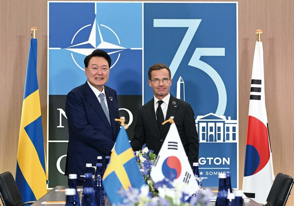 지난 7월 10일(현지시간) 미국 워싱턴DC 월터 E. 워싱턴 컨벤션센터에서 열린 한-스웨덴 정상회담에서 윤석열 대통령이 울프 크리스테르손 스웨덴 총리와 악수하고 있다.