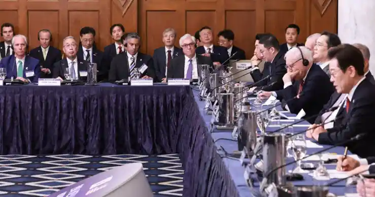 한미 비즈니스 라운드 테이블 회의 중인 이재명 대통령 모습, 주변으로 국내 기업인, 미국 기업인들이 회의 내용을 경청하고 있다.