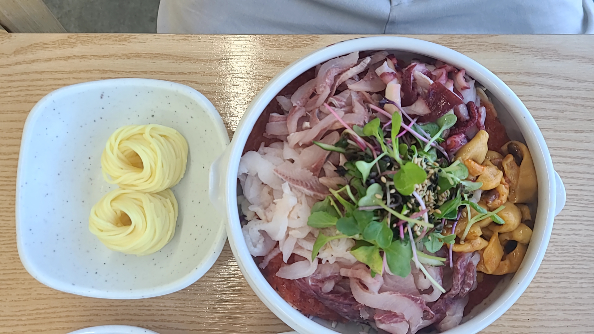 모듬물회-한그릇과-국수사리