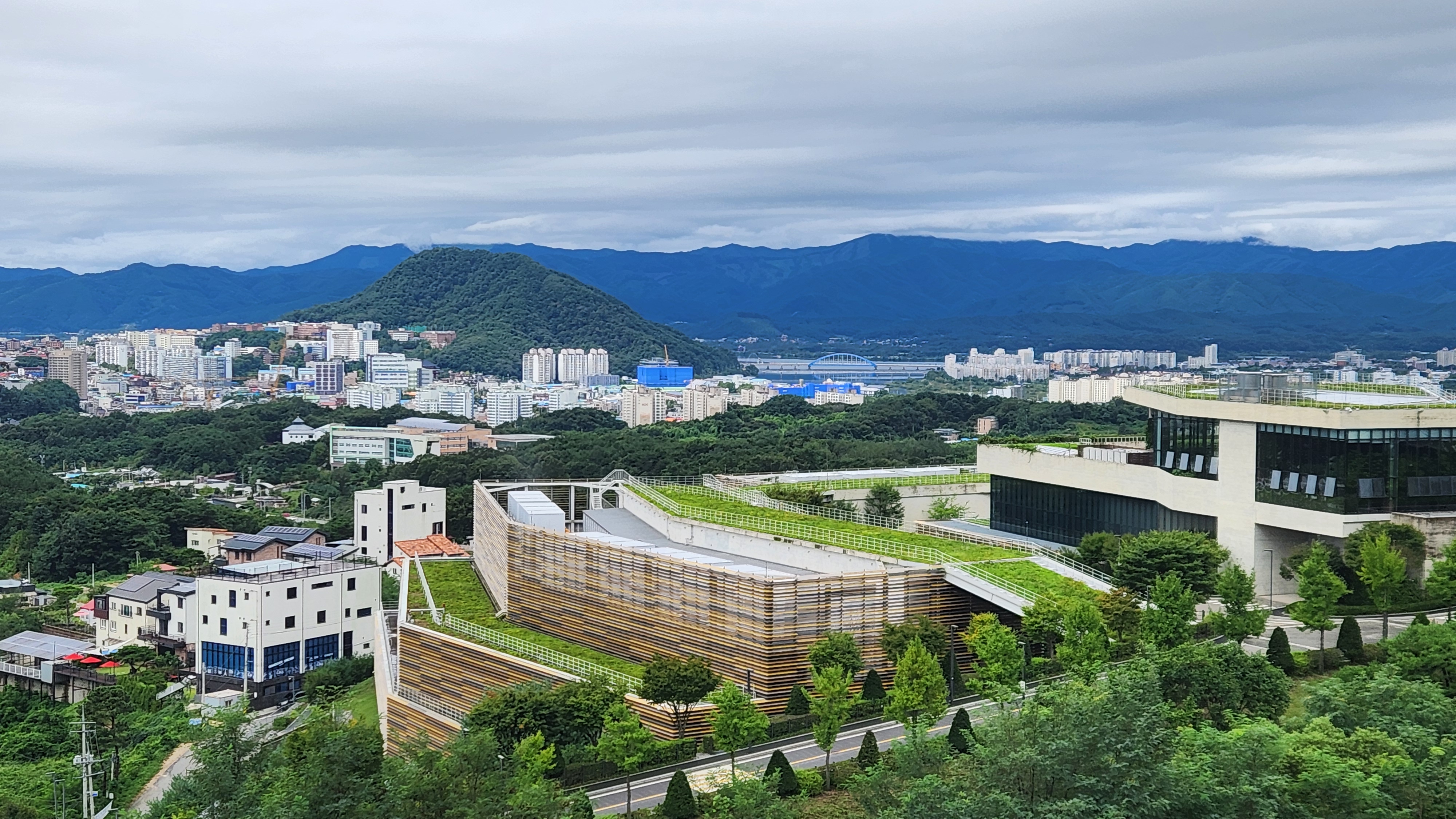 멀리 봉의산이 보이고 바로 아래 네이버 데이터센터 &quot;각&quot;이 보인다.