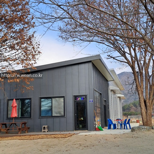 식당건물이 있어요.