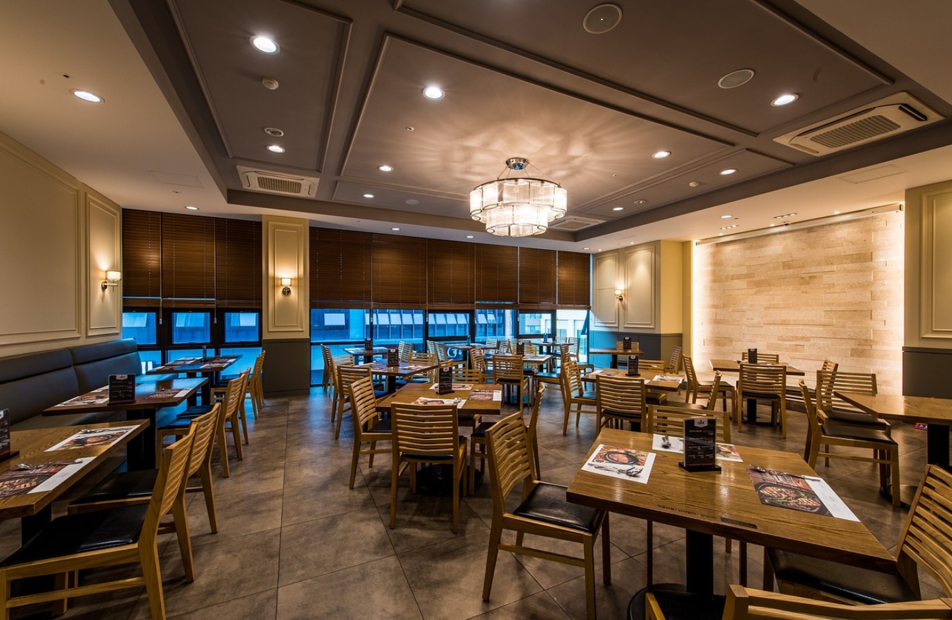 따뜻한 분위기의 조명을 이용한 음식점