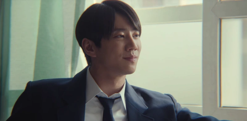 교실에서 남색 교복을 입고 앉아 있는 드라마 마스크걸의 최부용