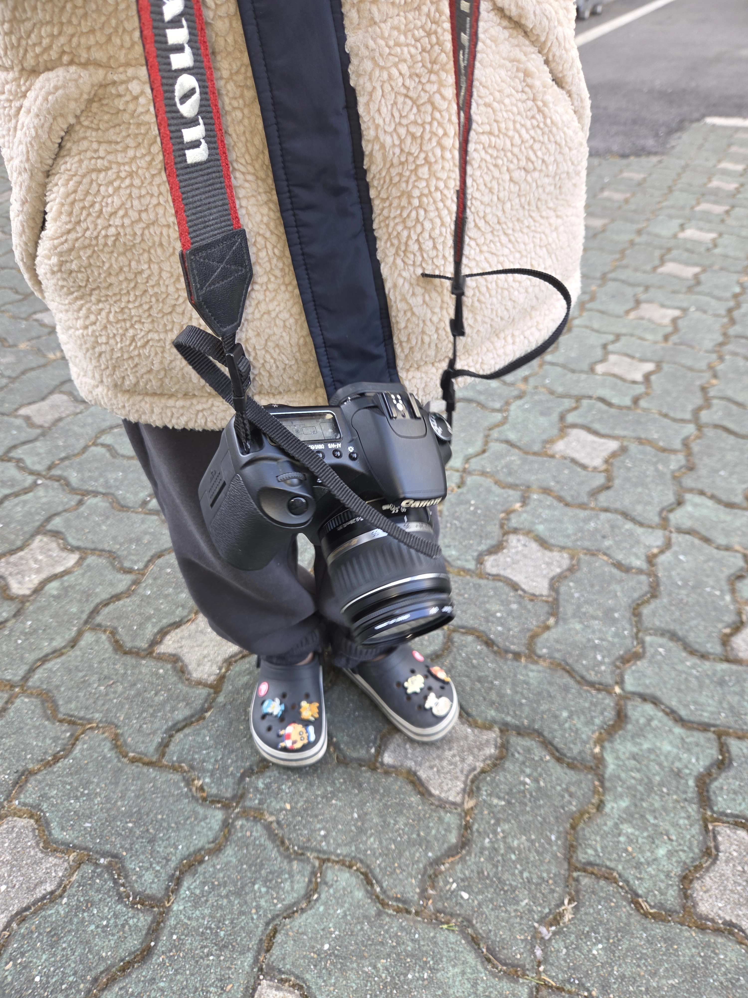 Canon EOS 30D는 그날 바닥에 놓여 있었다