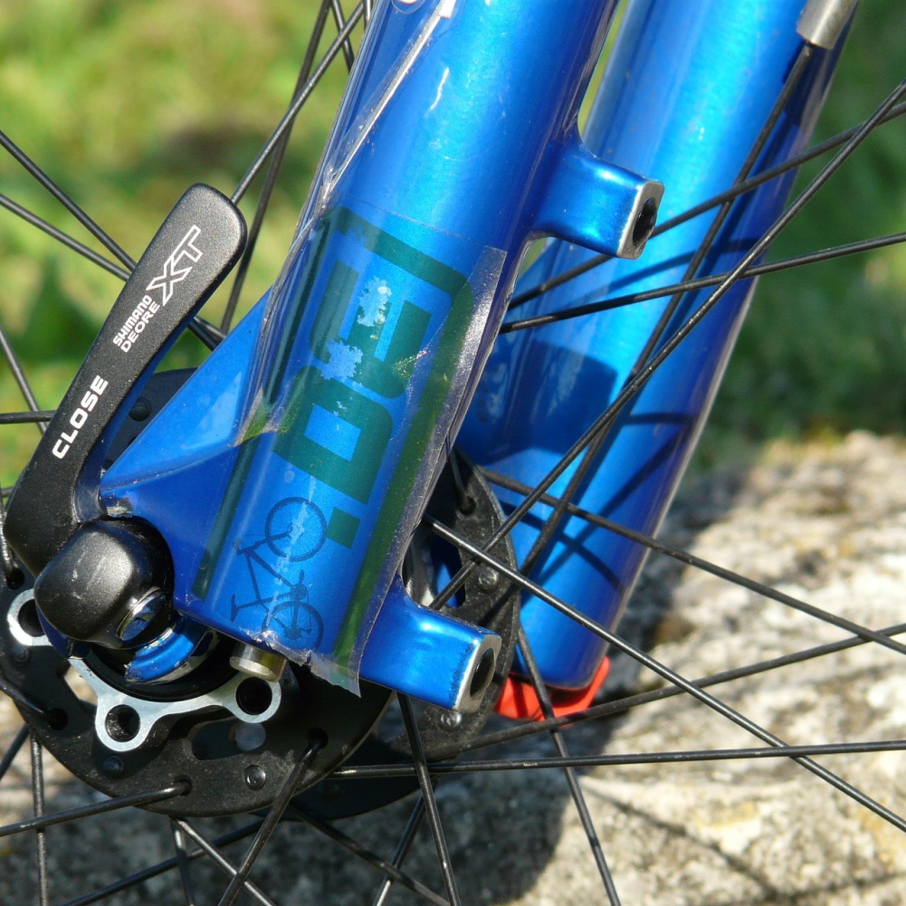 The difference between the fork structure and the material of the front of the bicycle