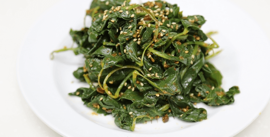 방풍나물 무침이 접시에 담겨 있다