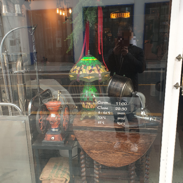 망원 카페 커피 하우스 마이샤: 부드러운 강배전 커피를 즐길 수 있는 곳_로스터기
