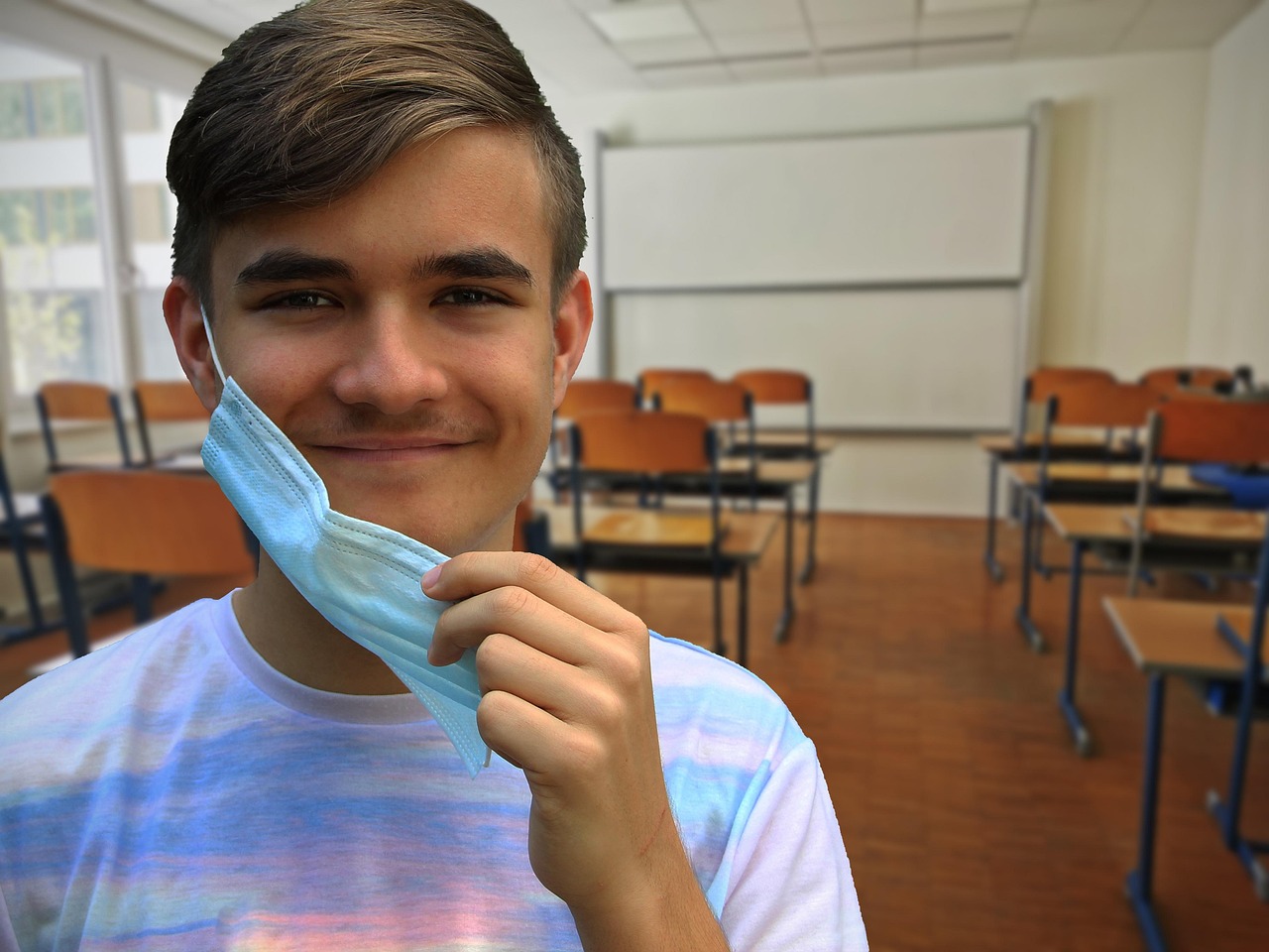 교실에서 마스크 착용한 학생