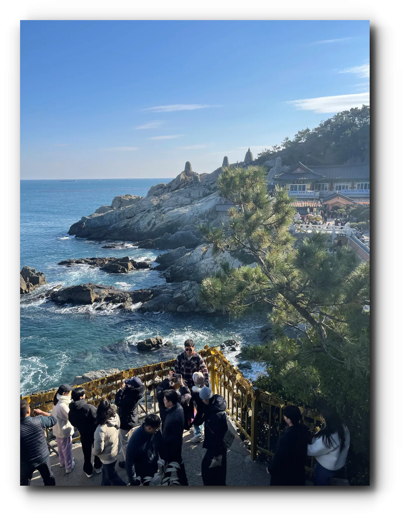 절과-바다가-같이-보이고-사람들이-몰려있음