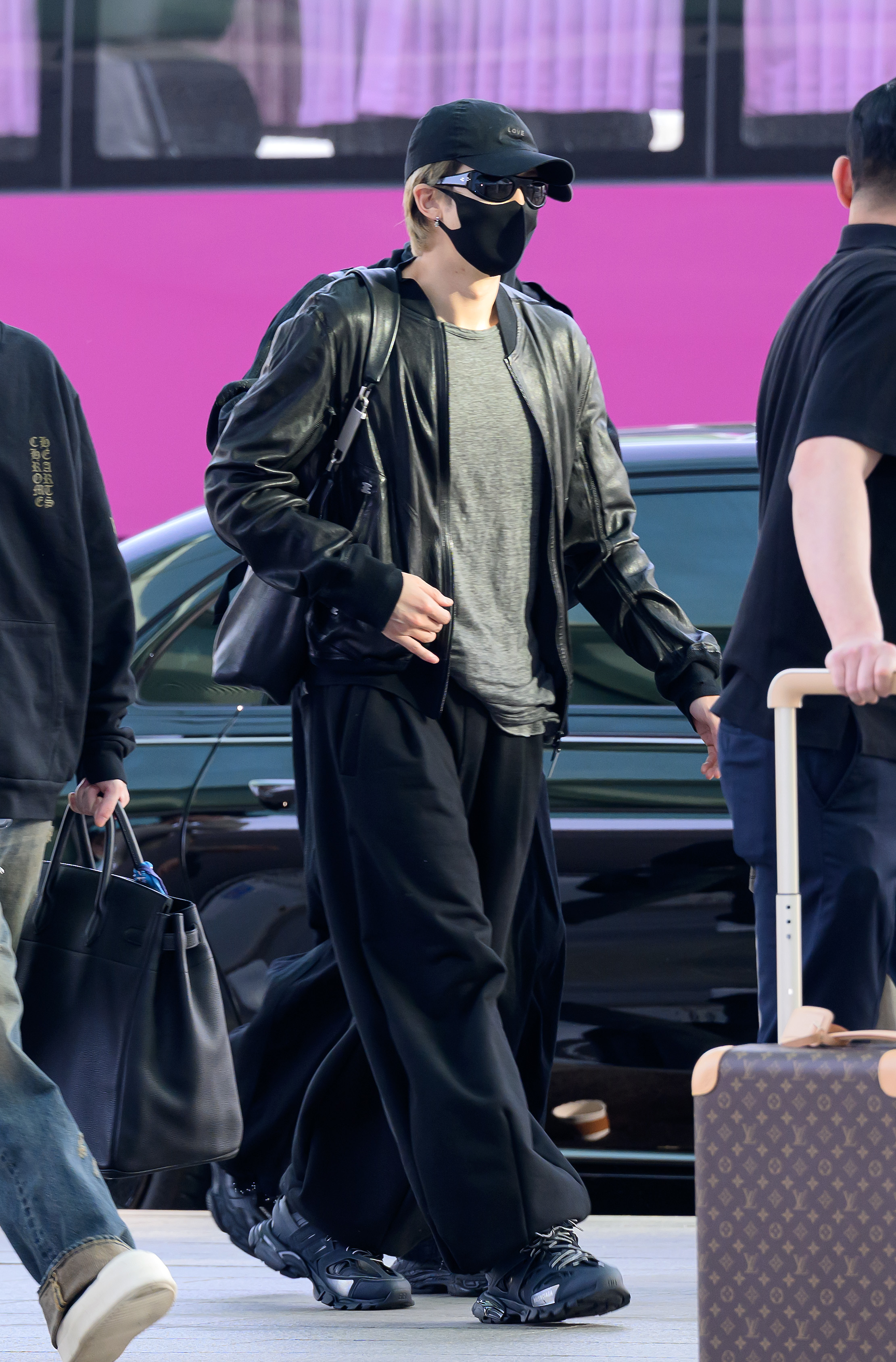 BTS RM 일본 시부야 길거리 흡연 및 꽁초 투기 논란 총정리: 주간문춘 보도 내용과 팬들의 엇갈린 반응