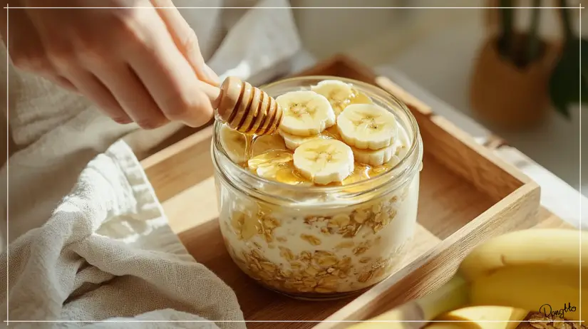 오트밀-먹는법인-오버나이트-오트밀을-만들기-위해-오트밀-위에-과일과-꿀을-취향껏-얹는-모습