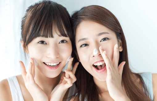 피부를맑게해주는이야기를하는두명의여자사진