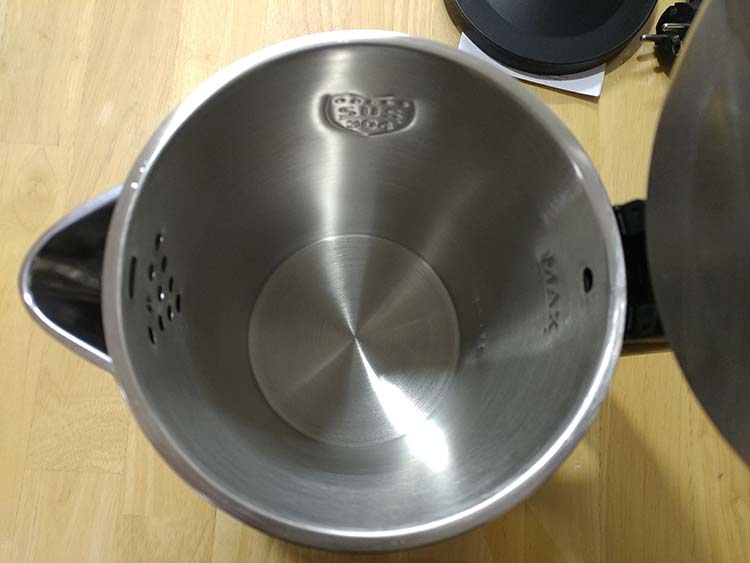 내부 세척도 쉽게 할 수 있는 통주물 전기포트1
