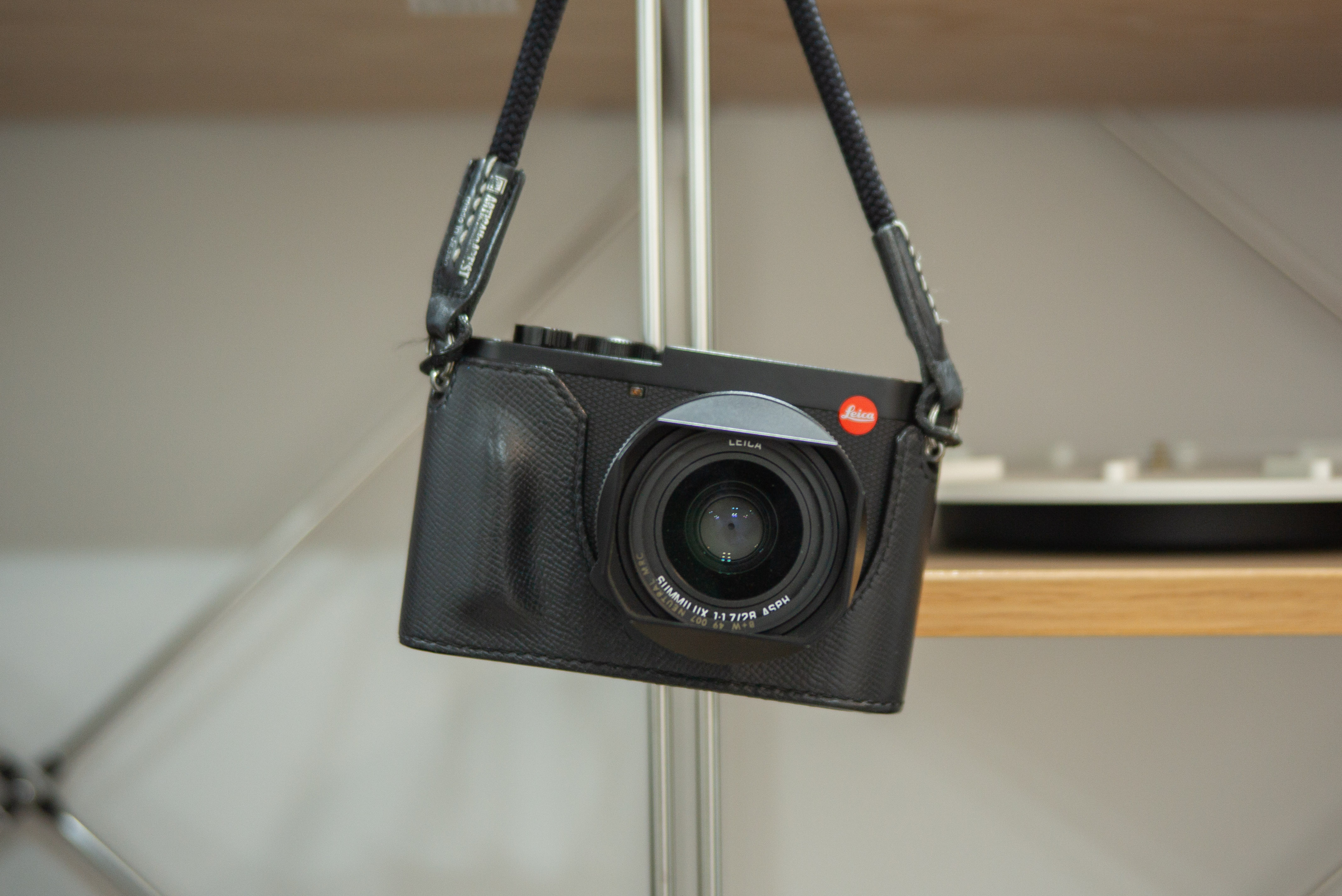 벽에 일마레 가죽 케이스를 한 라이카 Q2가 걸려있다