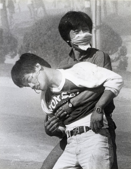 정태원 전 로이터 기자의 ‘이한열 최루탄 피격’ 사진 / 출처 : 여성신문